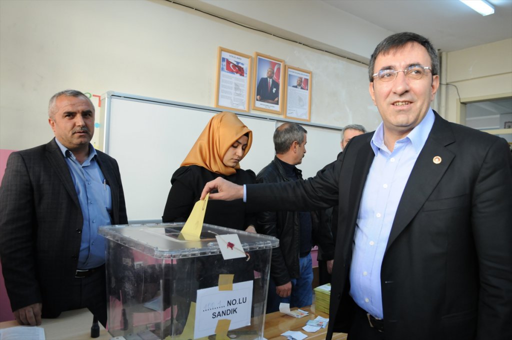 AK Parti Genel Başkan Yardımcısı Cevdet Yılmaz, oyunu Bingöl'de kullandı