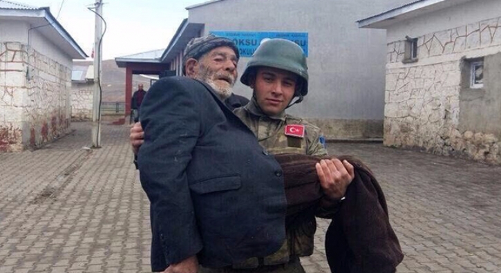 Mehmetçik Yaşlı Vatandaşı Sandığa Kucağında Götürdü