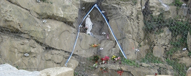 Belediyeden düşen kayaçlara tel örgülü önlem