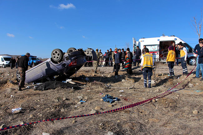 Otomobilin şarampole yuvarlanması sonucu 5 yaralı var