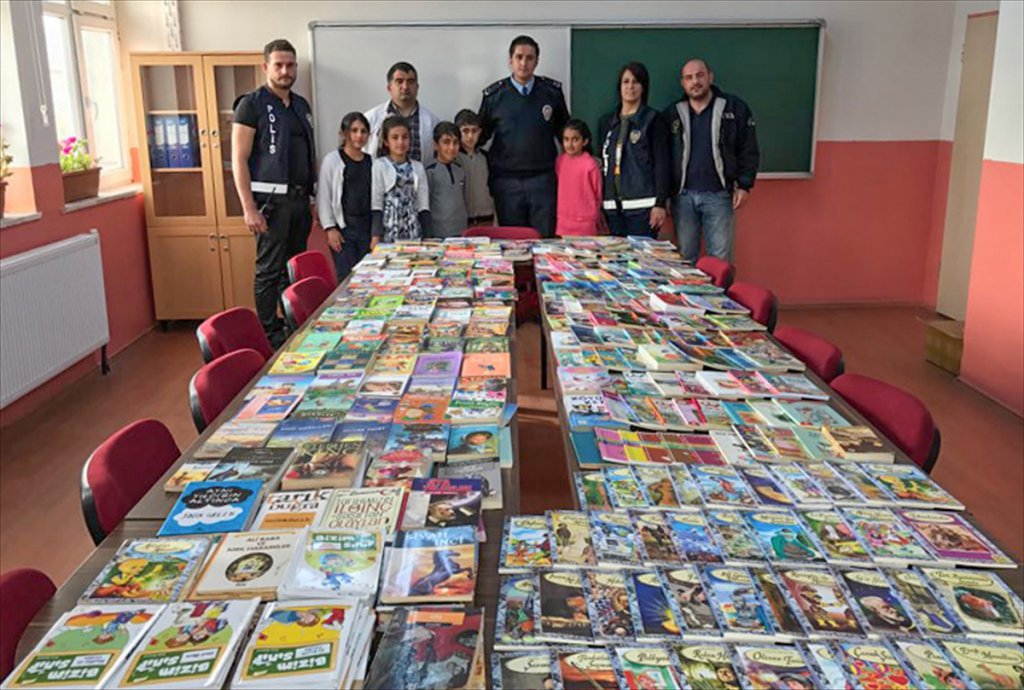 Polisten Gürpınarlı Öğrencilere 2 Bin Kitap