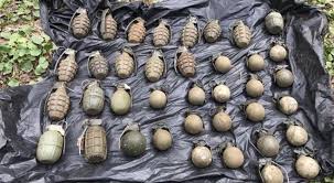 Toprağa gömülü bidon içerisinde 38 el bombası bulundu