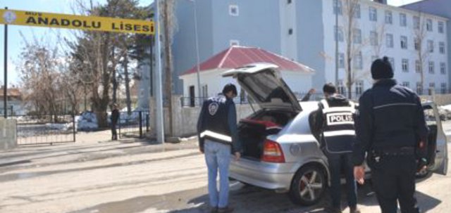 Okul Önlerinde uyuşturucuya karşı Asayiş Uygulaması