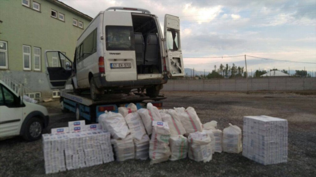 Başkale'de 25 bin 100 paket kaçak sigara ele geçirildi