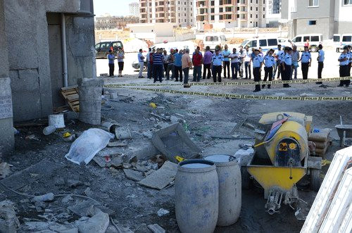 Muş'ta inşaat iskelesinin çökmesi sonucu 2 işçi yaralandı