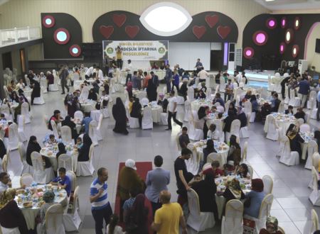 Bingöl'de Yetimler Beraber İftarda Buluştu