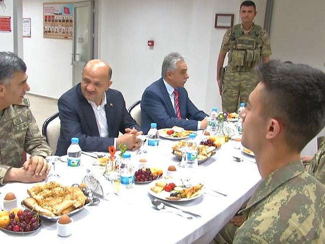 Bakan Işık, Dağlıca'daki Askerlerle Birlikte Sahur Yaptı