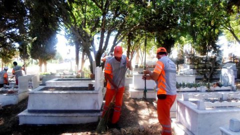 Belediye Mezarlıkları Temizledi