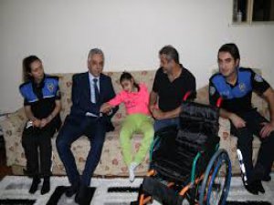 2 Engelli Çocuğa Tekerlekli Sandalye