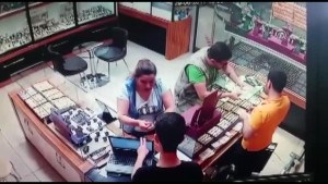 Kuyumcudan Hırsızlık Yapan İki İranlı Tutuklandı !