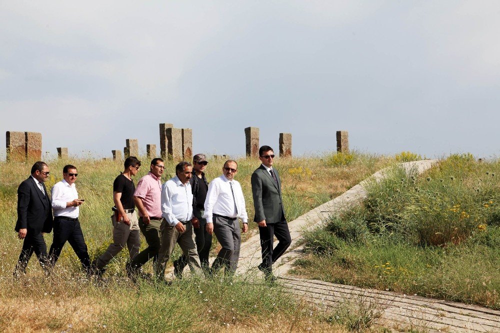 Vali Ustaoğlu Ahlat'taki Tarihi Mekanları Gezdi !