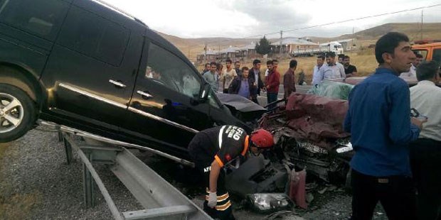 Van'da Trafik Kazası: 2 Ölü, 4 Yaralı !