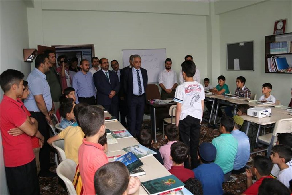 Hakkari Valisi Toprak Kur'an Kursu Öğrencilerini Ziyaret Etti