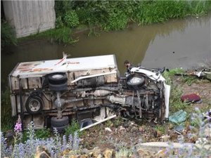 Kars'ta Kamyonet Köprüden Uçtu