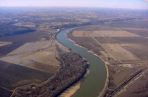 Murat Nehri'ne 249 karanfil bırakıldı