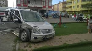 Kamyonet İle Minibüs Çarpıştı: 4 Yaralı