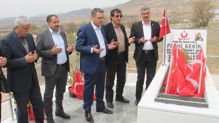 Mhp'den Şehit Sekin'in Kabrini Ziyaret Etti