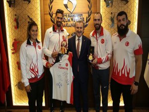 Gençlik Ve Spor Bakanı Bak, Milli Atletleri Kabul Etti