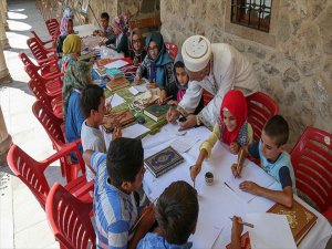 Kuran Kurslarında Kuran Derslerinin Yanı Sıra Hat Sanatı Dersi de Veriliyor