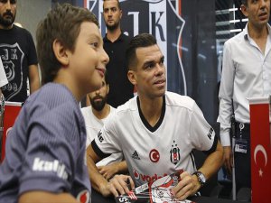 Beşiktaşlı Pepe İmza İçin Taraftarlar İle Bir Araya Geldi