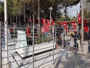 Kahraman Astsubay Halisdemir'in Kabrine Ziyaretçi Akını