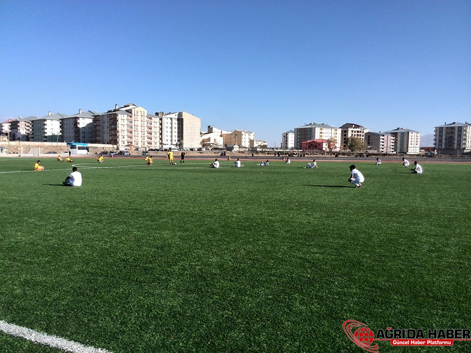 Futbol Maçında Oturarak Eylem Yaptılar Futbol Maçında Oturarak Eylem Yaptılar