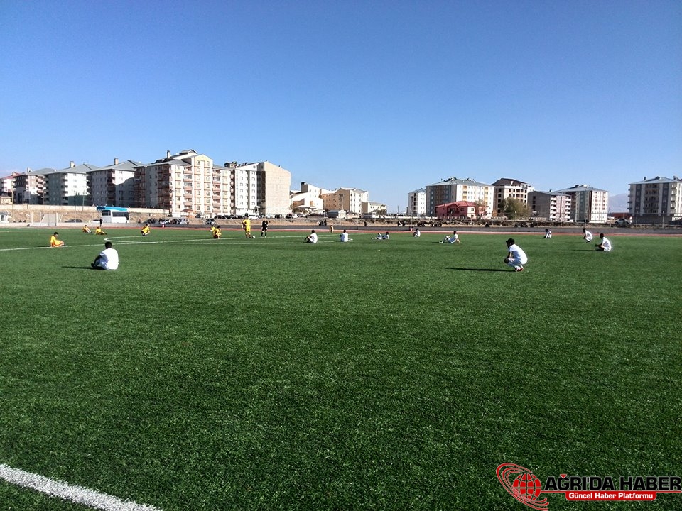 Futbol Maçında Oturarak Eylem Yaptılar