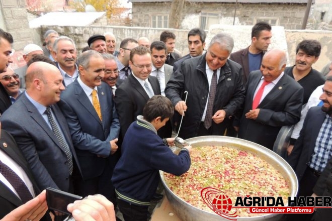 Vali Tekinarslan Çocuklara Aşure Dağıttı Vali Tekinarslan Çocuklara Aşure Dağıttı