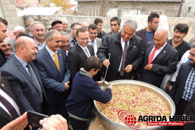 Vali Tekinarslan Çocuklara Aşure Dağıttı