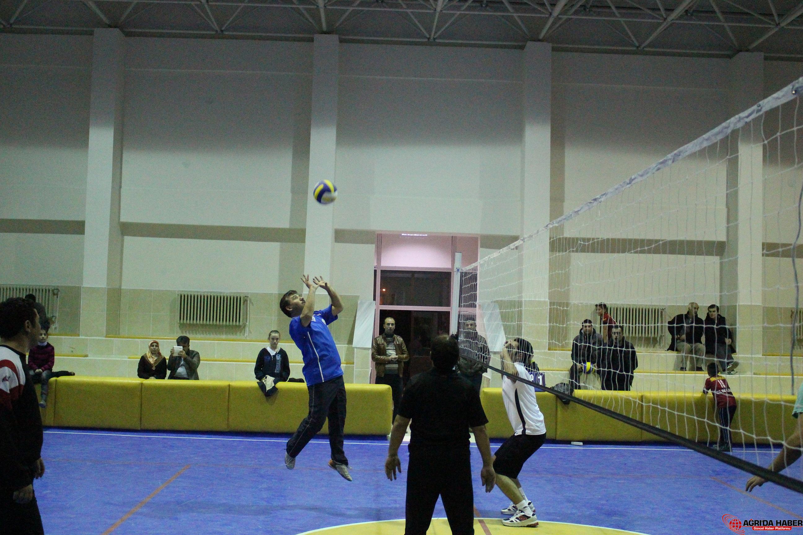 AĞRI'DA ÖĞRETMENLER ARASI VOLEYBOL TURNUVASI AĞRI'DA ÖĞRETMENLER ARASI VOLEYBOL TURNUVASI