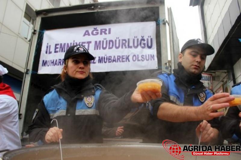 Ağrı Emniyet Müdürlüğü 1000 Kişiye Aşure Dağıttı Ağrı Emniyet Müdürlüğü 1000 Kişiye Aşure Dağıttı