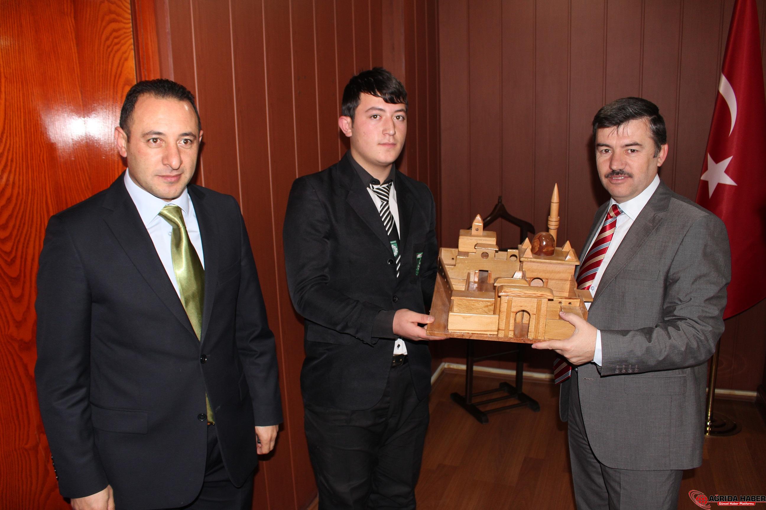 AĞRI MİLLİ EĞİTİM MÜDÜRÜ BAŞAK, ÖĞRENCİLERE RÖPORTAJ VERDİ AĞRI MİLLİ EĞİTİM MÜDÜRÜ BAŞAK, ÖĞRENCİLERE RÖPORTAJ VERDİ