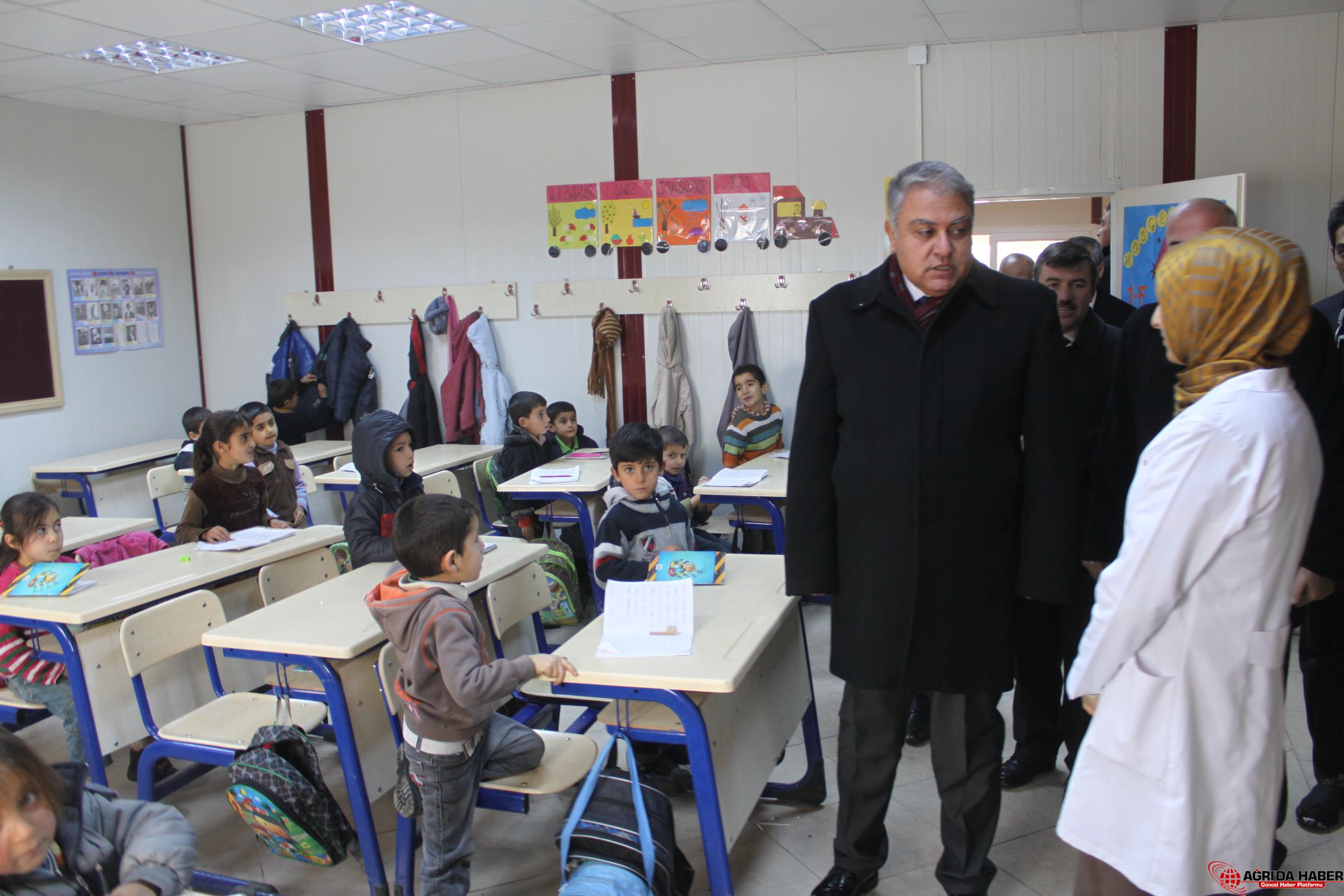 Vali Tekinarslan, Prefabrik Okul'u İnceledi Vali Tekinarslan, Prefabrik Okul'u İnceledi