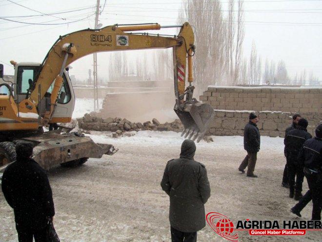 Kar Yağışı Altında Yıkım Çalışması Kar Yağışı Altında Yıkım Çalışması