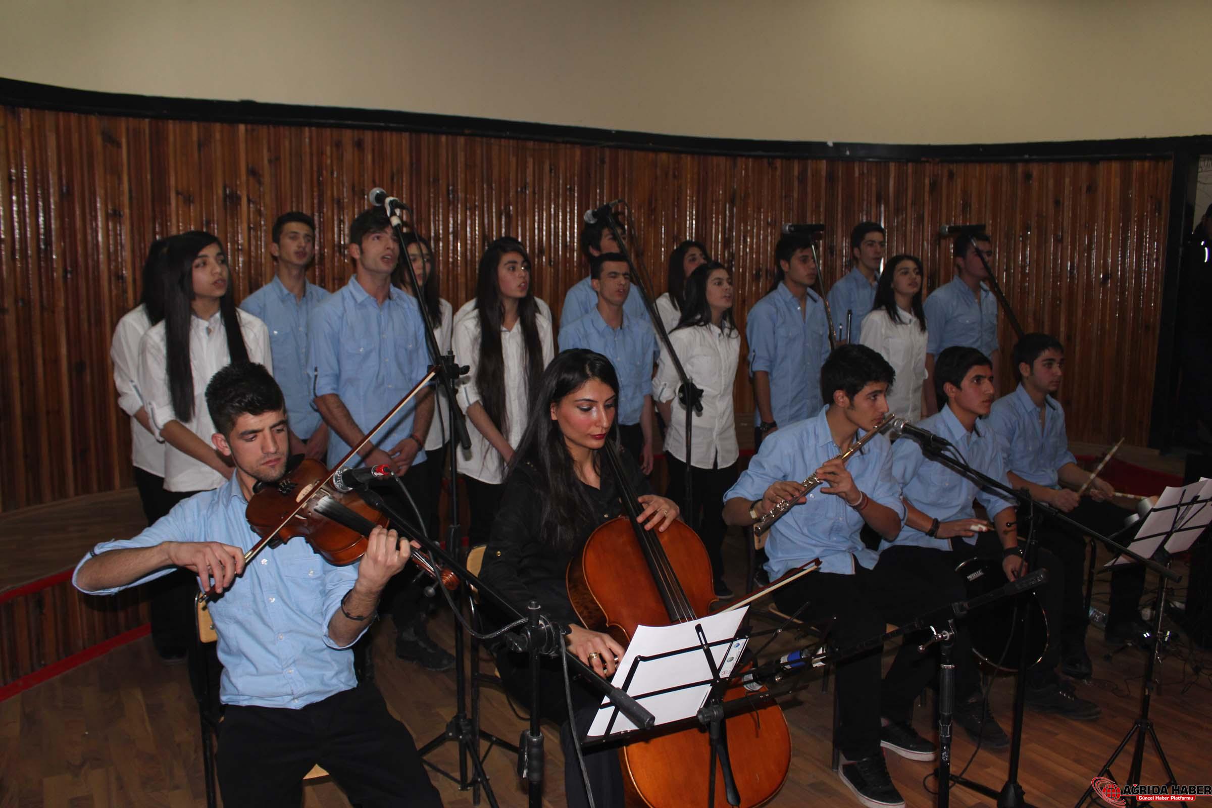 LİSE ÖĞRENCİLERİNDEN TÜRKÜ ZİYAFETİ LİSE ÖĞRENCİLERİNDEN TÜRKÜ ZİYAFETİ