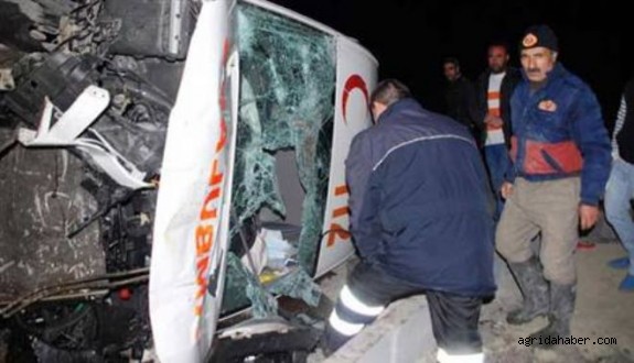 Ağrıda Hasta Taşıyan Ambulans Devrildi : 4 Yaralı