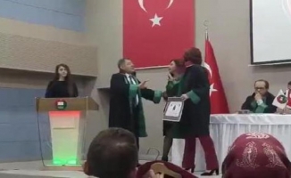 Baro Başkanının elini sıkmadı kürsüye çıkarılmadı !