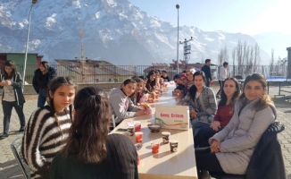 Hakkari'de Karlı Sümbül Dağı Manzaralı Piknik Keyfi