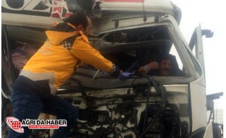 Ağrı'da Trafik Kazası: Tır Şoförü Araçta Sıkıştı