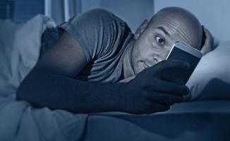 Uzmanlar Uyardı! Cep Telefonu ile Uyumak Kanser ve Kısırlık Nedeni!