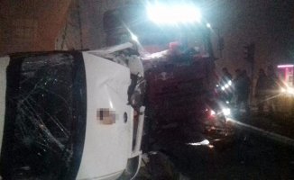 Ağrı'da Trafik Kazası: Tır Minibüsü Ezdi!