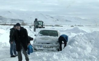 Ağrı dahil Doğu Anadolu Bölgesinde kar hayatı felç etti