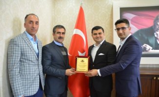 Eleşkirtspor yönetiminden Kaymakam Sarı’ya plaket