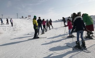 Sevgi Evlerinde kalan çocuklar kayakla tanıştı