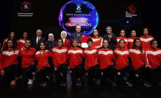 Ağrı ASP Kadın Futbol Takımı Cumhurbaşkanlığı Külliyesinde