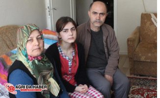 Hastalığı Teşhis Edilemeyen Genç Kız Günden Güne Eriyor