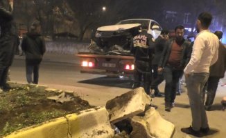 Ağrı'da Otomobil Refüje Çıktı