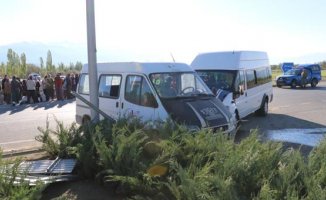 Erzincan'da Kaza 2 Minibüs Çarpıştı! Çok Sayıda Yaralı Var!