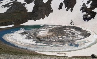 Uludağ'dan Düşen Çığ Gölü Buz'a Çevirdi