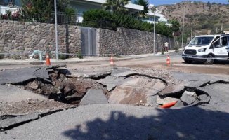 Muğla'da Yolda Patlama 5 Metrelik Çukur Oluştu